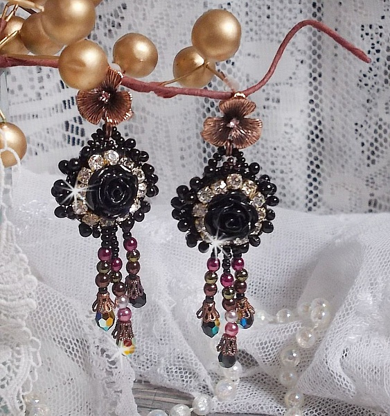 BO Midnight Daisy &egrave; ricamato con perle, cristalli Swarovski, perline Crystal argento e perline Miyuki.