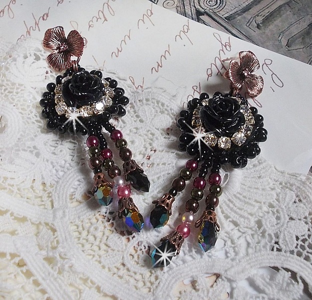 BO Midnight Daisy &egrave; ricamato con perle, cristalli Swarovski, perline Crystal argento e perline Miyuki.