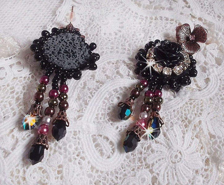 BO Midnight Daisy &egrave; ricamato con perle, cristalli Swarovski, perline Crystal argento e perline Miyuki.