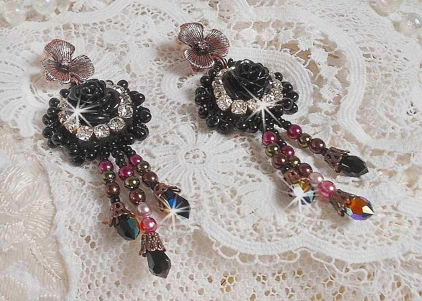 BO Midnight Daisy &egrave; ricamato con perle, cristalli Swarovski, perline Crystal argento e perline Miyuki.