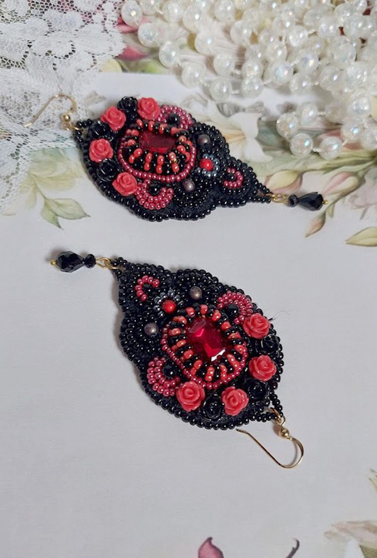 BO Midnight in Paris è ricamato con cristalli Swarovski, rose rosse in resina, perle, perline e ganci per orecchie in oro 14 carati.