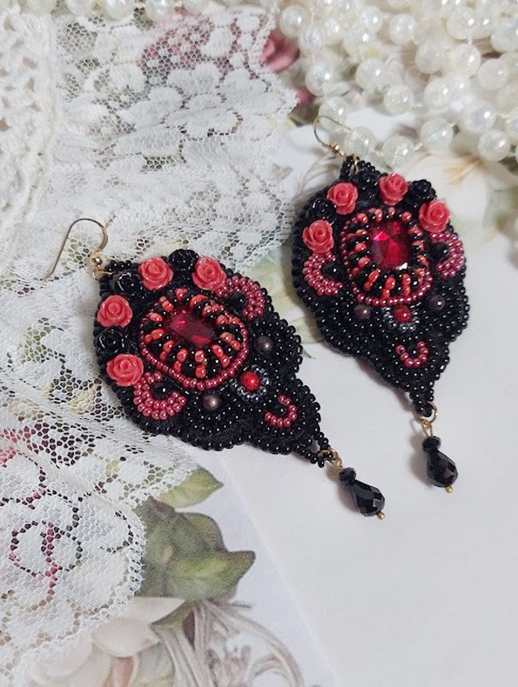 BO Midnight in Paris è ricamato con cristalli Swarovski, rose rosse in resina, perle, perline e ganci per orecchie in oro 14 carati.