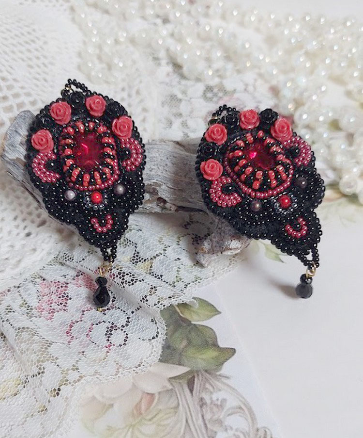 BO Midnight in Paris è ricamato con cristalli Swarovski, rose rosse in resina, perle, perline e ganci per orecchie in oro 14 carati.