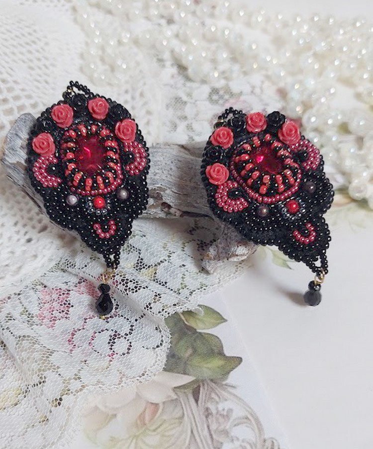BO Midnight in Paris è ricamato con cristalli Swarovski, rose rosse in resina, perle, perline e ganci per orecchie in oro 14 carati.