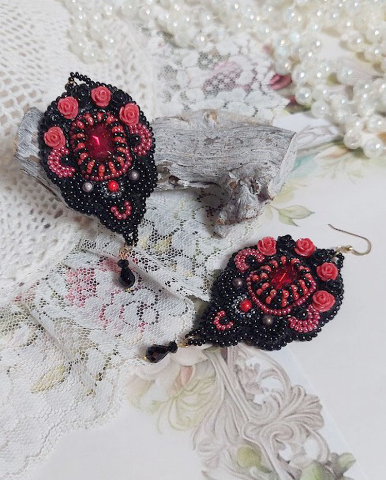 BO Midnight in Paris è ricamato con cristalli Swarovski, rose rosse in resina, perle, perline e ganci per orecchie in oro 14 carati.
