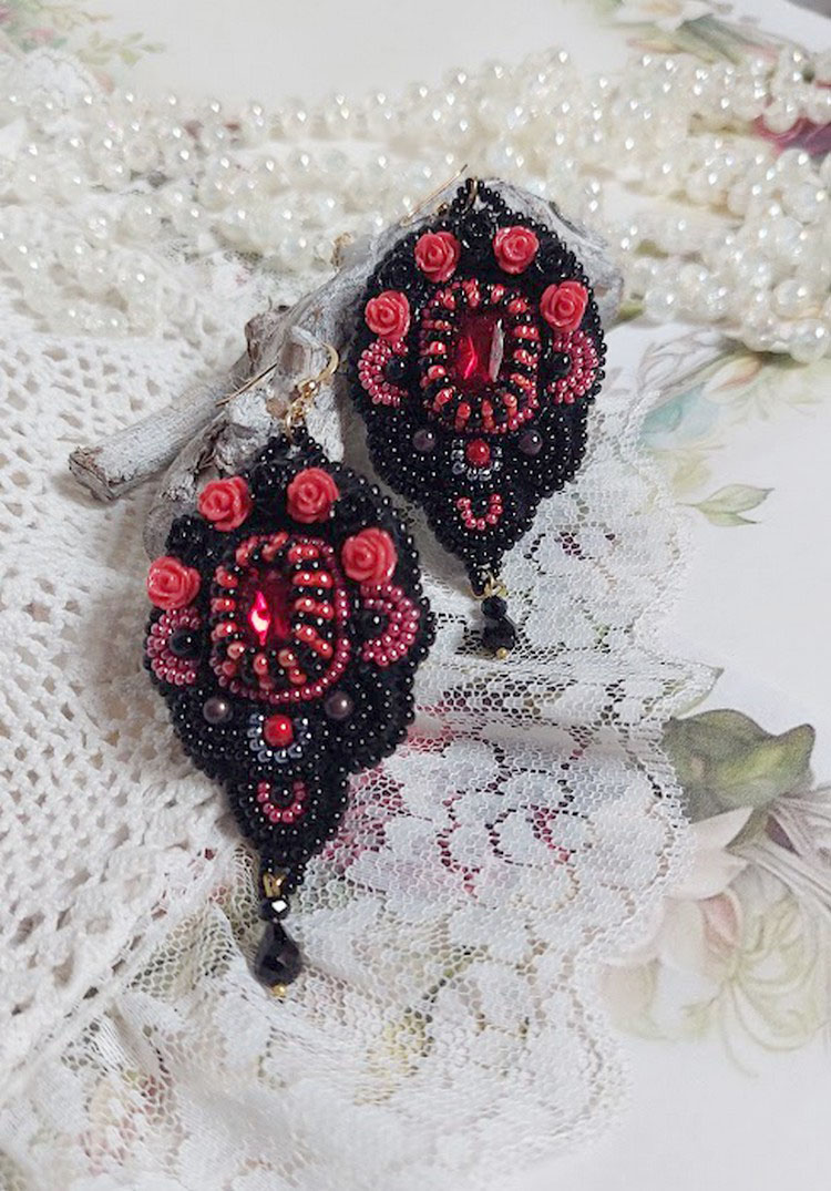 BO Midnight in Paris è ricamato con cristalli Swarovski, rose rosse in resina, perle, perline e ganci per orecchie in oro 14 carati.