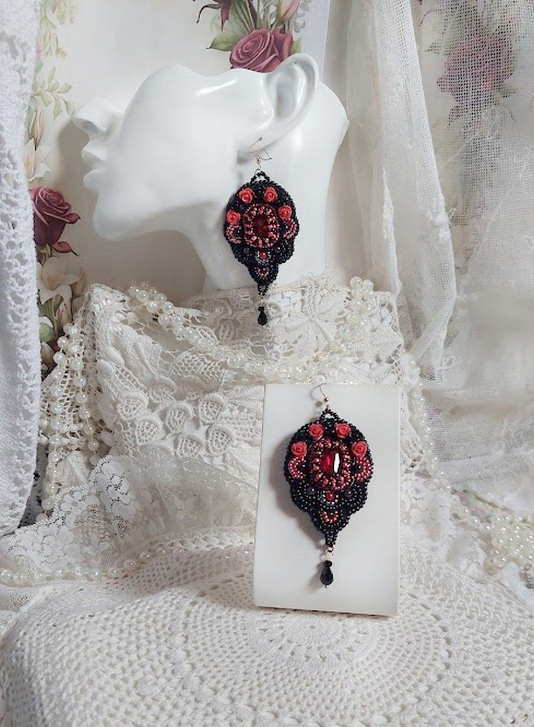 BO Midnight in Paris è ricamato con cristalli Swarovski, rose rosse in resina, perle, perline e ganci per orecchie in oro 14 carati.