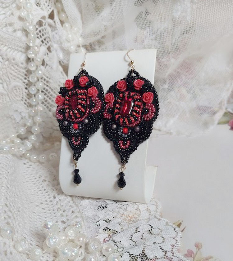 BO Midnight in Paris è ricamato con cristalli Swarovski, rose rosse in resina, perle, perline e ganci per orecchie in oro 14 carati.