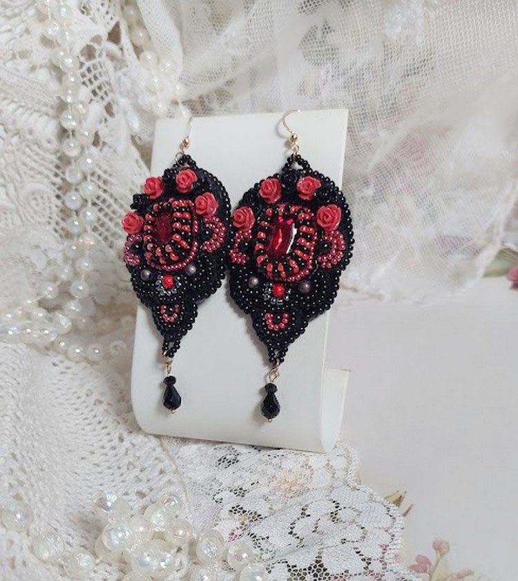 BO Midnight in Paris è ricamato con cristalli Swarovski, rose rosse in resina, perle, perline e ganci per orecchie in oro 14 carati.
