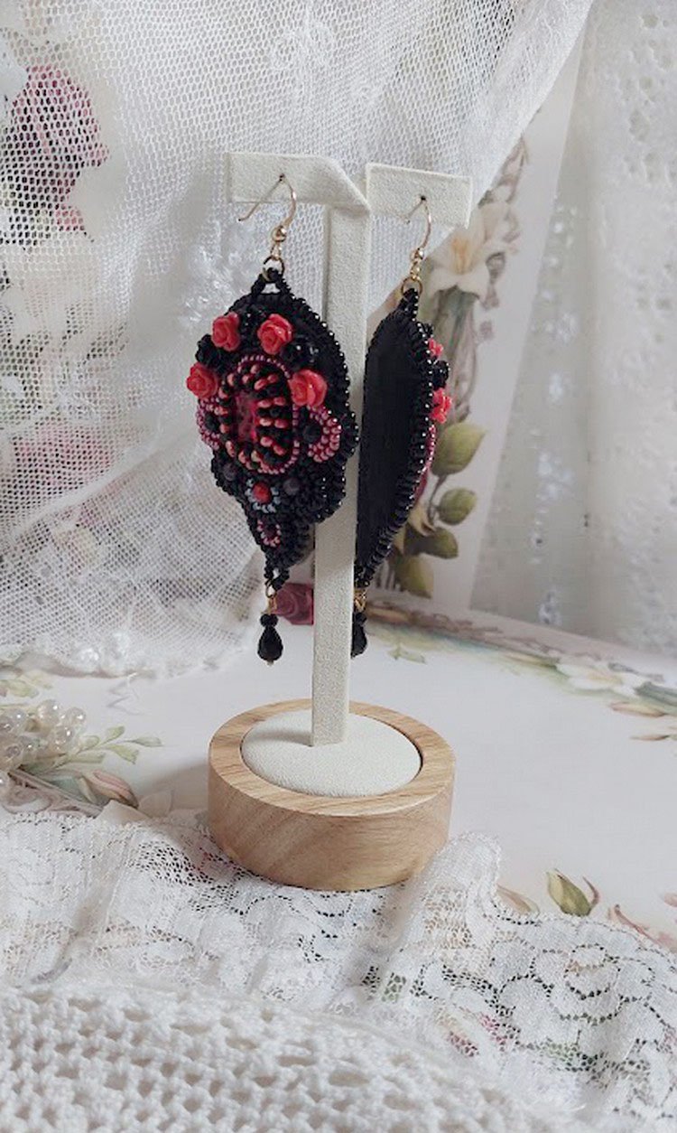 BO Midnight in Paris è ricamato con cristalli Swarovski, rose rosse in resina, perle, perline e ganci per orecchie in oro 14 carati.