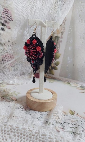 BO Midnight in Paris &egrave; ricamato con cristalli Swarovski, rose rosse in resina, perle, perline e ganci per orecchie in oro 14 carati.