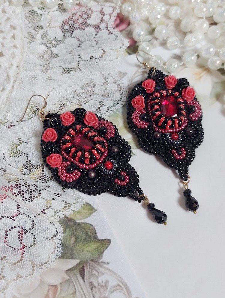 BO Midnight in Paris è ricamato con cristalli Swarovski, rose rosse in resina, perle, perline e ganci per orecchie in oro 14 carati.
