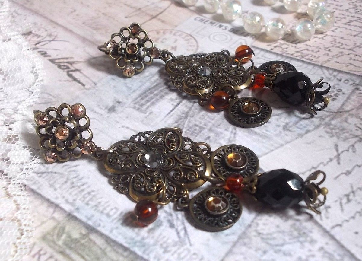 BO Milady Broc' creato con timbri, gocce, ciondoli in ottone, strass, cabochon PureCrystal e perle di vetro