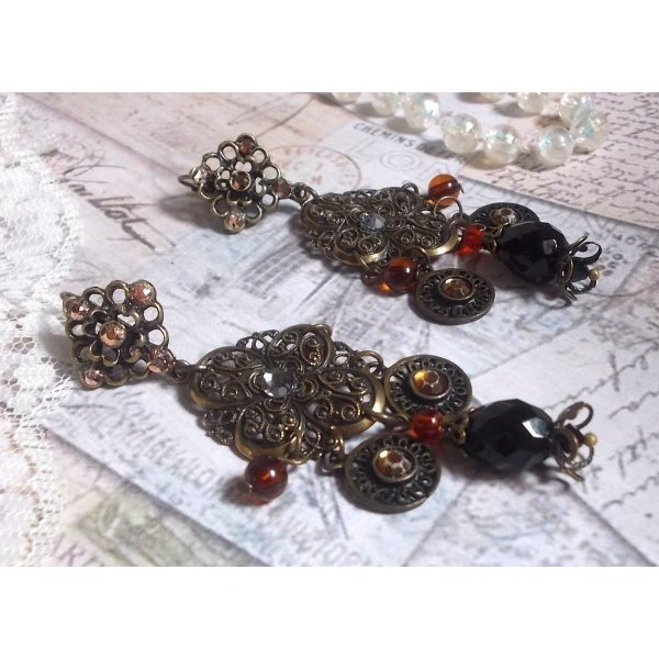 BO Milady Broc' creato con timbri, gocce, ciondoli in ottone, strass, cabochon PureCrystal e perle di vetro