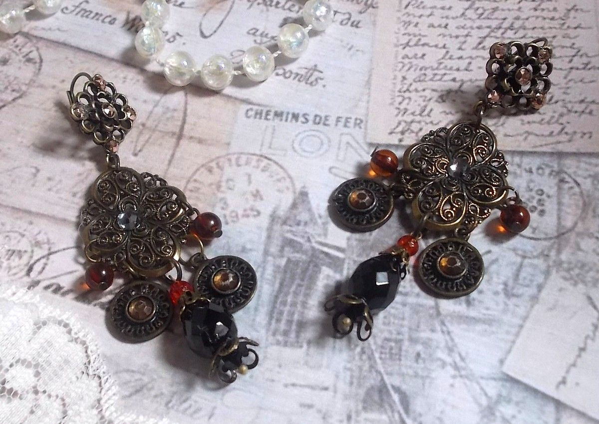 BO Milady Broc' creato con timbri, gocce, ciondoli in ottone, strass, cabochon PureCrystal e perle di vetro