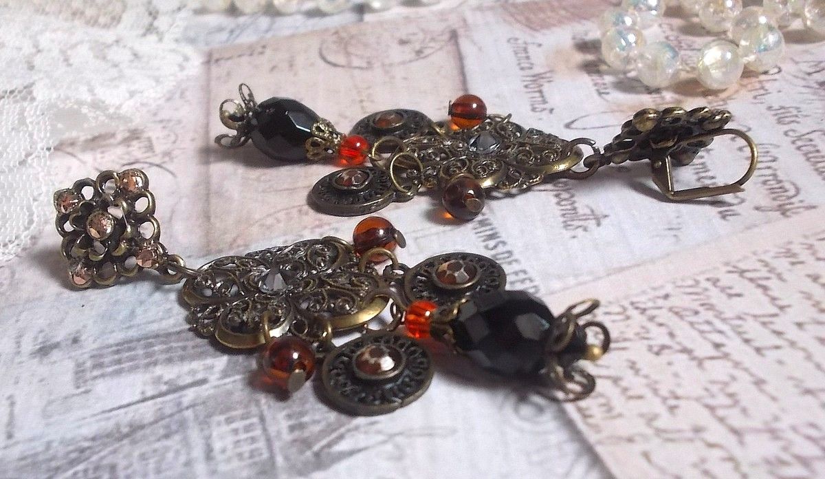BO Milady Broc' creato con timbri, gocce, ciondoli in ottone, strass, cabochon PureCrystal e perle di vetro