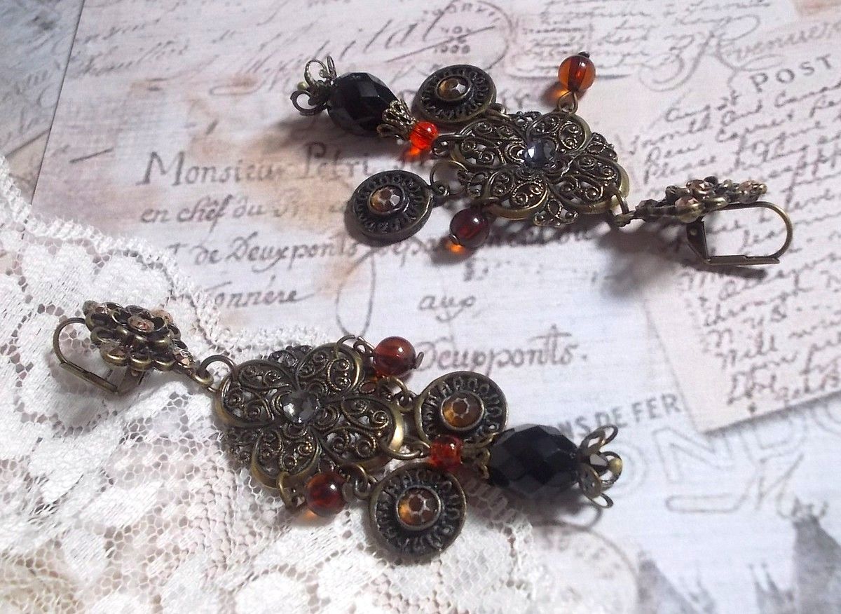 BO Milady Broc' creato con timbri, gocce, ciondoli in ottone, strass, cabochon PureCrystal e perle di vetro