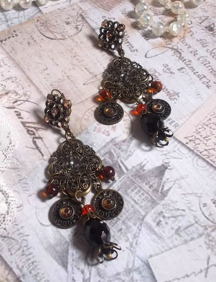 BO Milady Broc' creato con timbri, gocce, ciondoli in ottone, strass, cabochon PureCrystal e perle di vetro