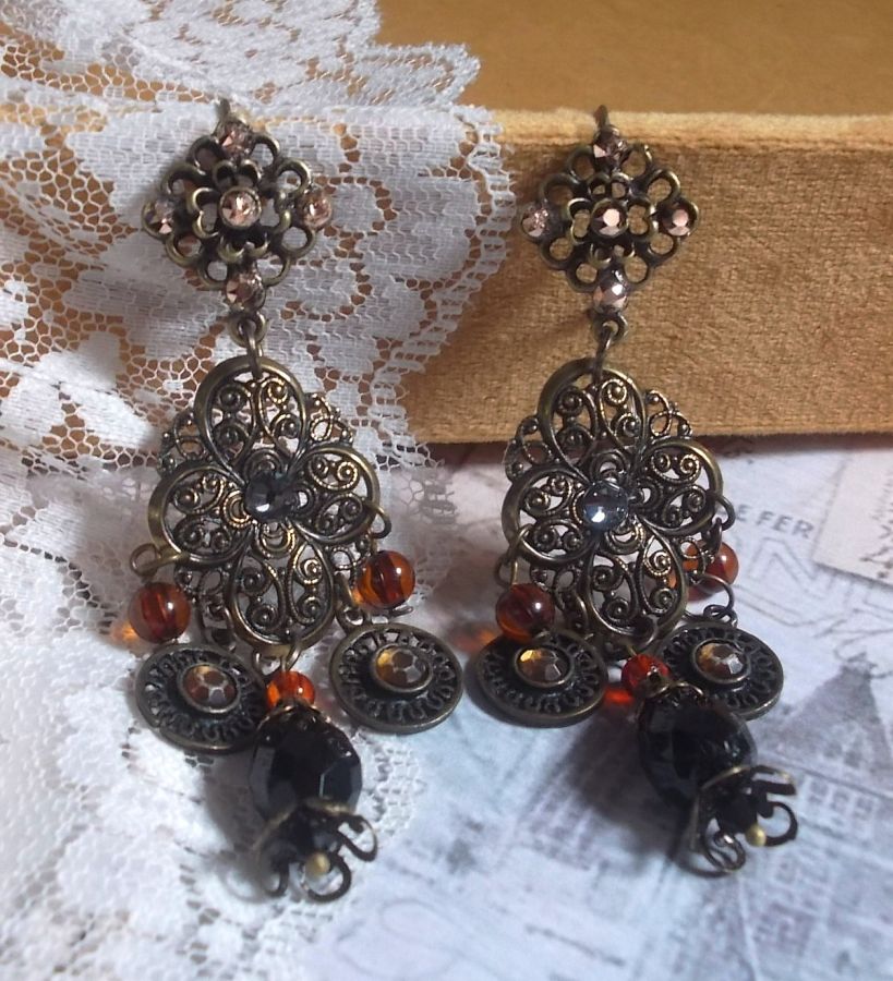 BO Milady Broc' creato con timbri, gocce, ciondoli in ottone, strass, cabochon PureCrystal e perle di vetro