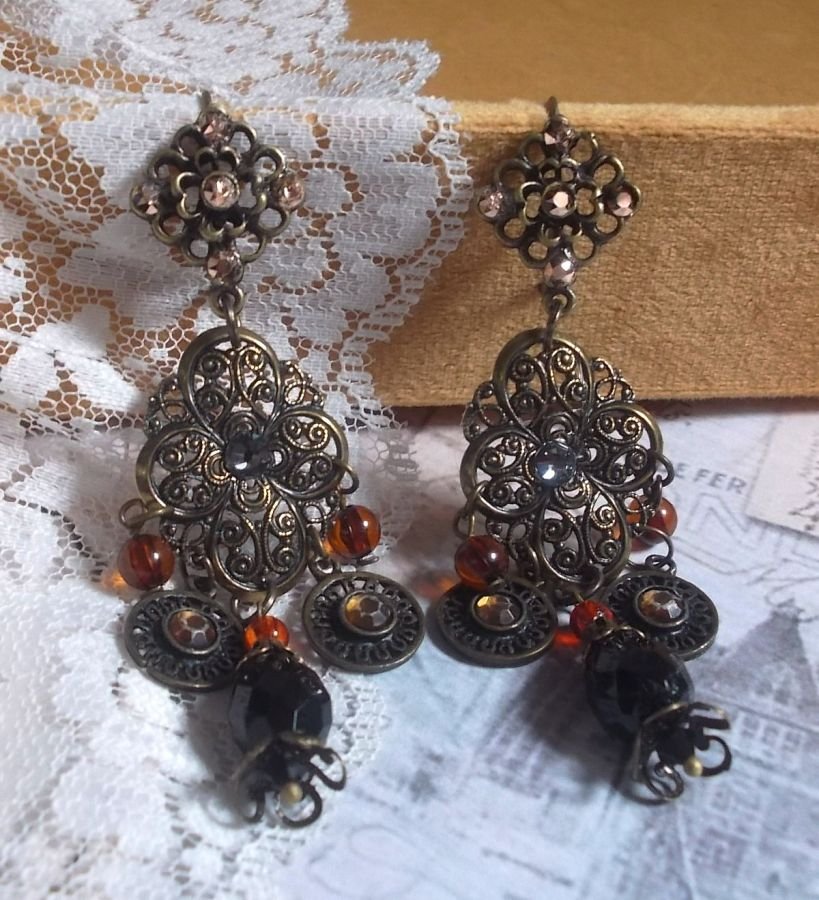 BO Milady Broc' creato con timbri, gocce, ciondoli in ottone, strass, cabochon PureCrystal e perle di vetro