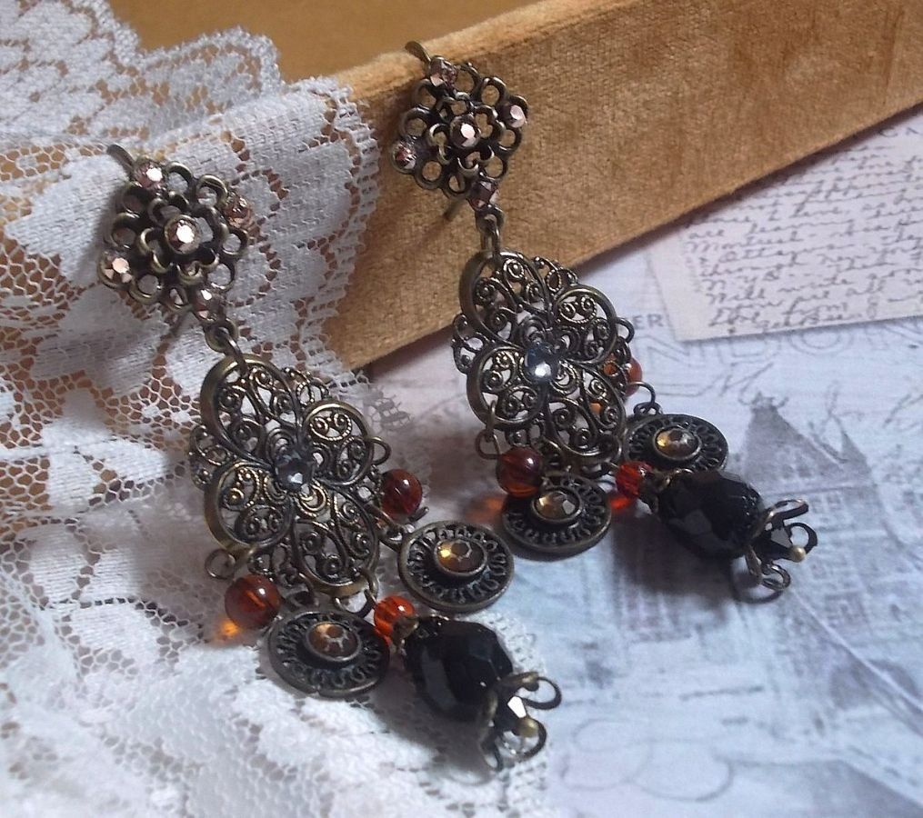 BO Milady Broc' creato con timbri, gocce, ciondoli in ottone, strass, cabochon PureCrystal e perle di vetro