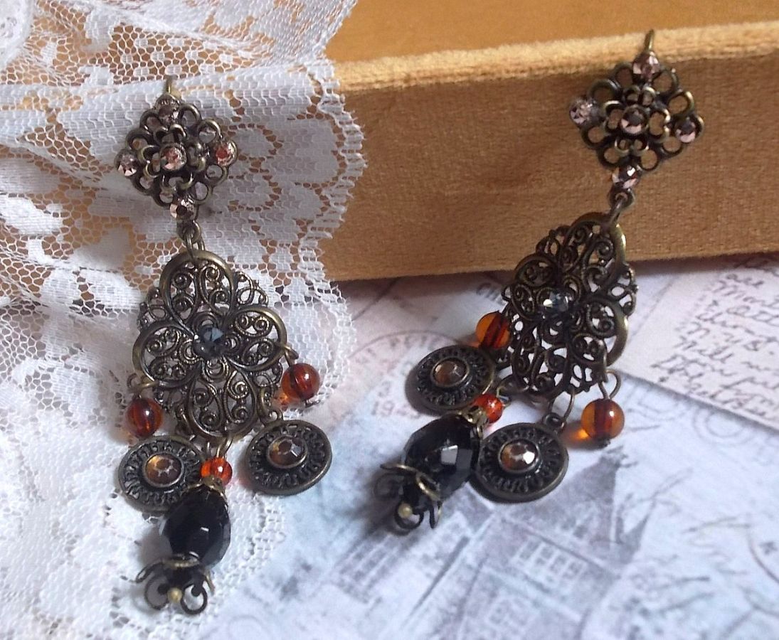 BO Milady Broc' creato con timbri, gocce, ciondoli in ottone, strass, cabochon PureCrystal e perle di vetro