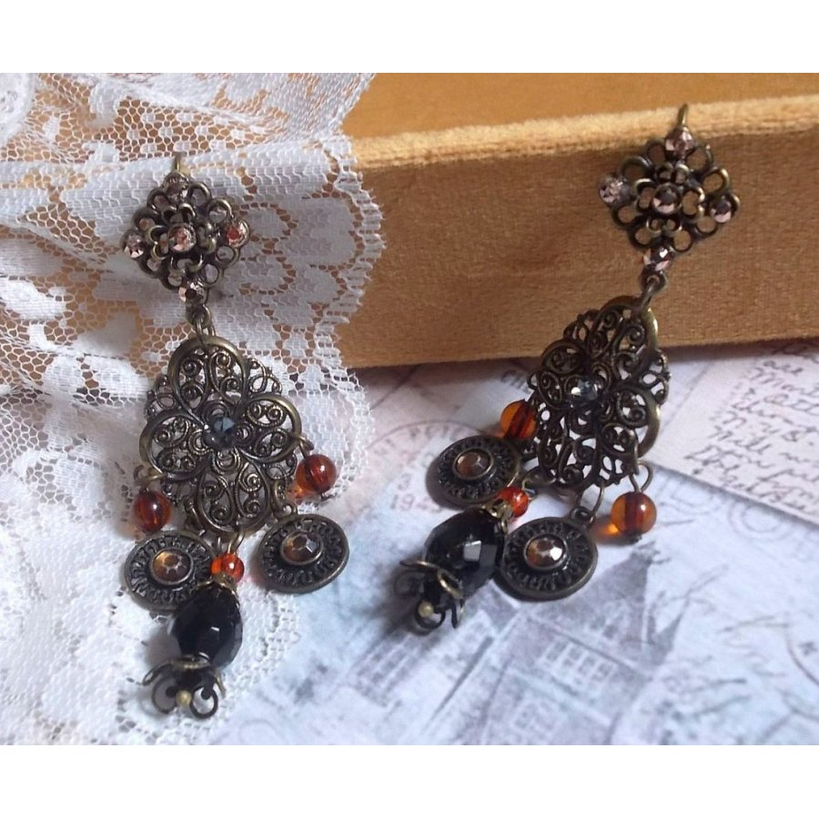 BO Milady Broc' creato con timbri, gocce, ciondoli in ottone, strass, cabochon PureCrystal e perle di vetro