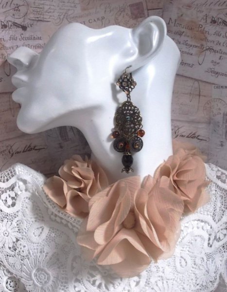 BO Milady Broc' creato con timbri, gocce, ciondoli in ottone, strass, cabochon PureCrystal e perle di vetro