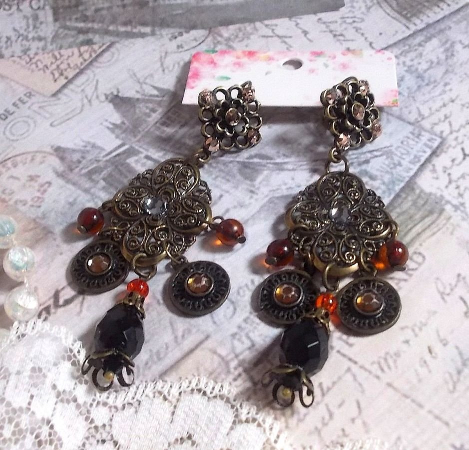 BO Milady Broc' creato con timbri, gocce, ciondoli in ottone, strass, cabochon PureCrystal e perle di vetro