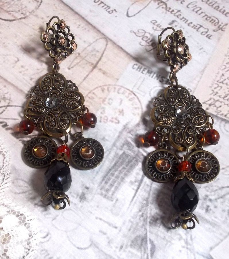 BO Milady Broc' creato con timbri, gocce, ciondoli in ottone, strass, cabochon PureCrystal e perle di vetro