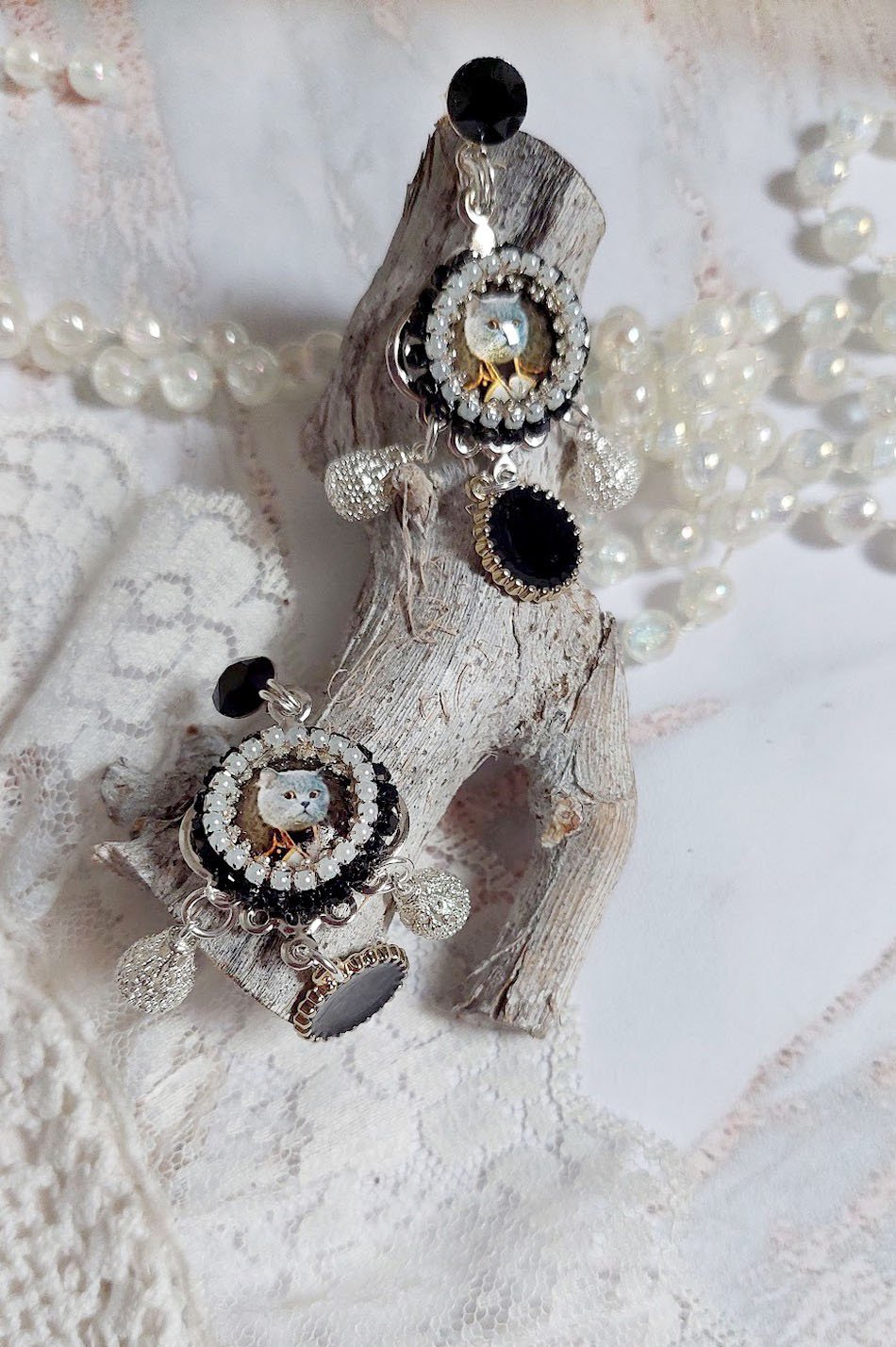 BO Mimichat Steampunk avec cabochons verres, strass, breloques &eacute;poxy, perles cristal Swarovski et clous argent