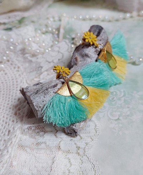 BO Mint and Yellow mont&eacute;es avec des pompons, pince demi-lune, gouttes r&eacute;sine et puces m&eacute;tal