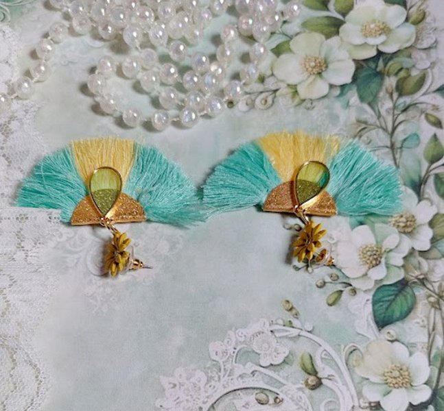 BO Mint and Yellow montées avec des pompons, pince demi-lune, gouttes résine et puces métal