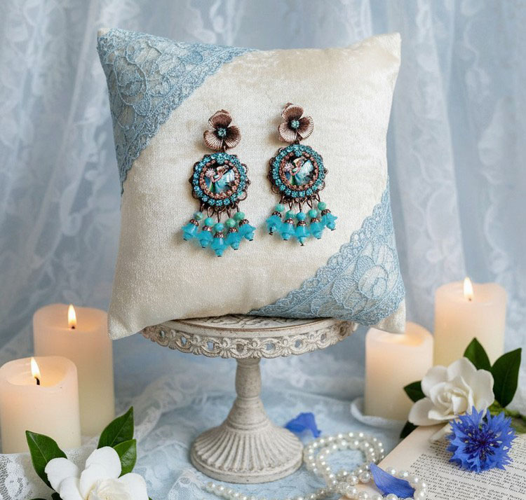 BO Monde des F&eacute;es cr&eacute;&eacute;es avec cabochon verre, estampes laiton et perles Cristal Swarovski