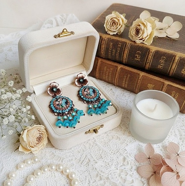 BO Monde des F&eacute;es cr&eacute;&eacute;es avec cabochon verre, estampes laiton et perles Cristal Swarovski