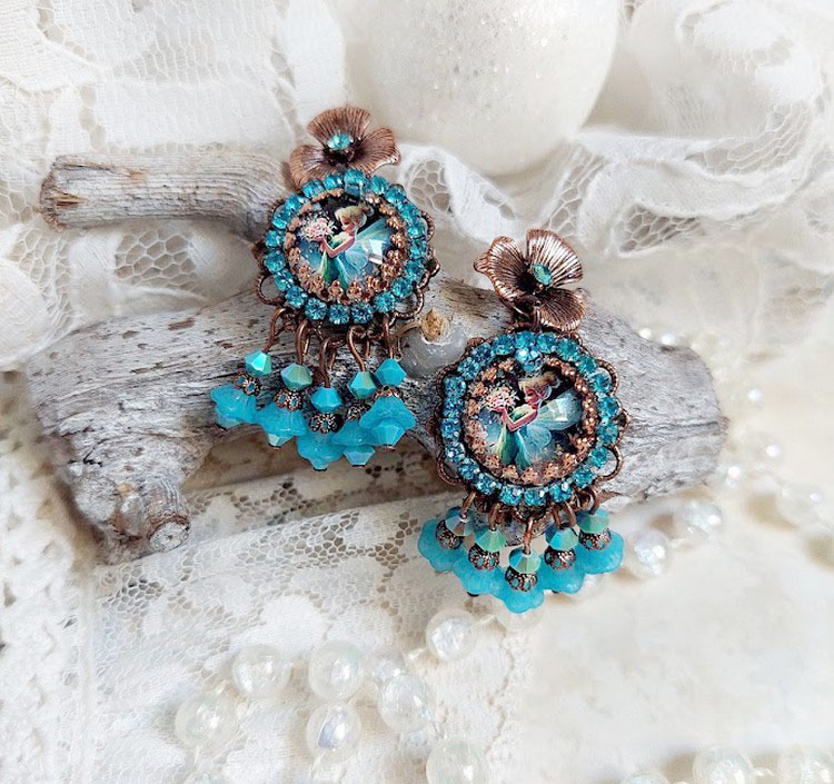BO Monde des F&eacute;es cr&eacute;&eacute;es avec cabochon verre, estampes laiton et perles Cristal Swarovski