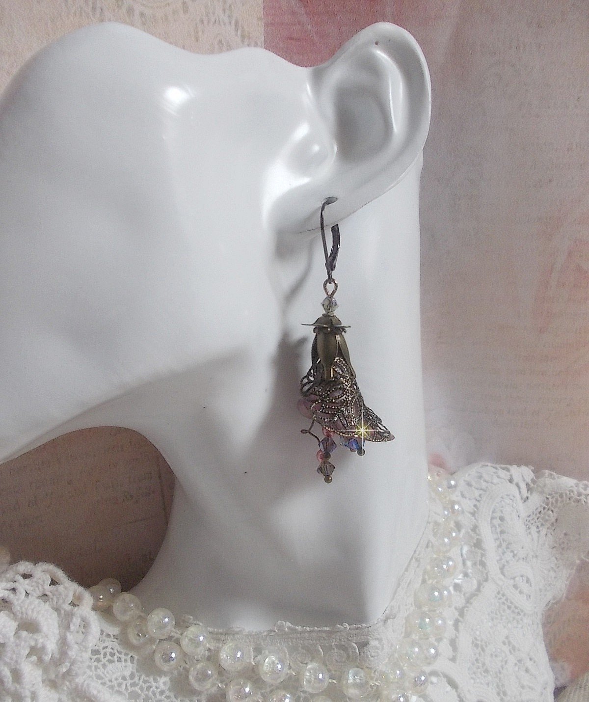 BO  Myst&egrave;res d&rsquo;Hollywood mont&eacute;es avec fleurs Arums peintes &agrave; la main, fleurs, calottes, couronnes, toupies, perles en verre et dormeuses chocolat