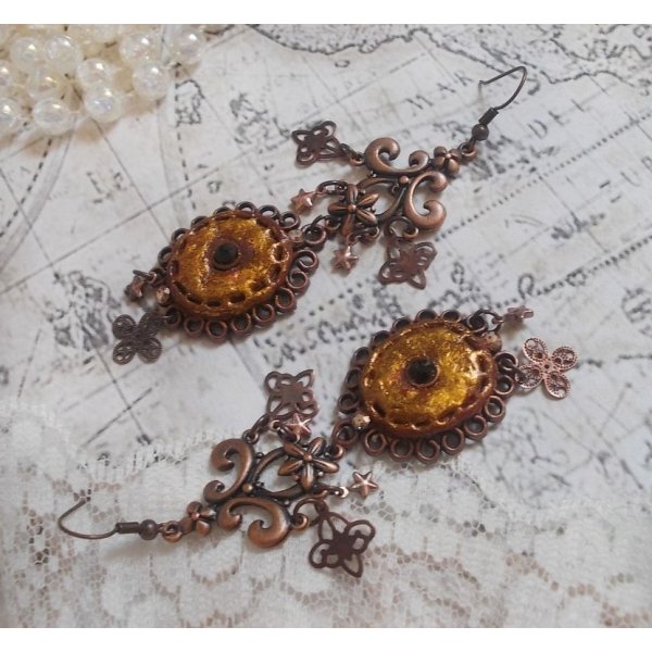 BO Myst&egrave;res d'Ars&egrave;ne creato con ciondoli di forme diverse, medaglioni pendenti, motivi in porcellana patinata e cristalli Swarovski