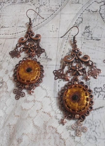 BO Myst&egrave;res d'Ars&egrave;ne creato con ciondoli di forme diverse, medaglioni pendenti, motivi in porcellana patinata e cristalli Swarovski