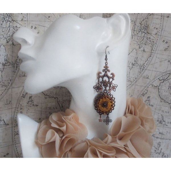 BO Myst&egrave;res d'Ars&egrave;ne creato con ciondoli di forme diverse, medaglioni pendenti, motivi in porcellana patinata e cristalli Swarovski