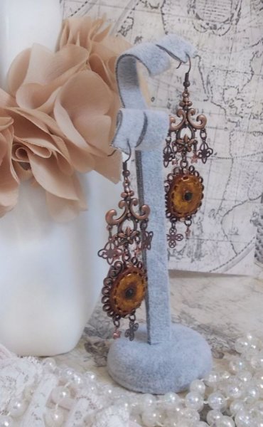 BO Myst&egrave;res d'Ars&egrave;ne creato con ciondoli di forme diverse, medaglioni pendenti, motivi in porcellana patinata e cristalli Swarovski