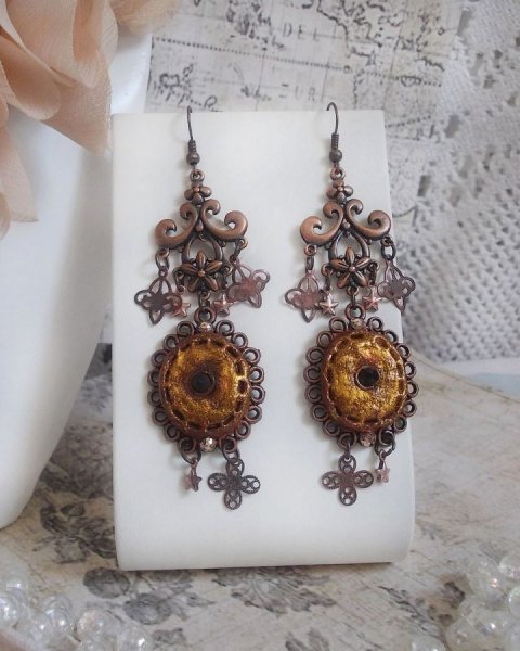 BO Myst&egrave;res d'Ars&egrave;ne creato con ciondoli di forme diverse, medaglioni pendenti, motivi in porcellana patinata e cristalli Swarovski