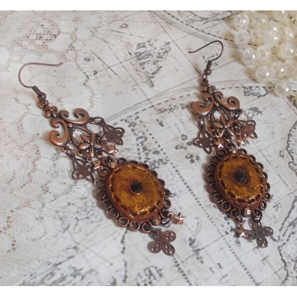 BO Myst&egrave;res d'Ars&egrave;ne creato con ciondoli di forme diverse, medaglioni pendenti, motivi in porcellana patinata e cristalli Swarovski