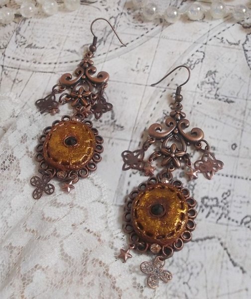 BO Myst&egrave;res d'Ars&egrave;ne creato con ciondoli di forme diverse, medaglioni pendenti, motivi in porcellana patinata e cristalli Swarovski