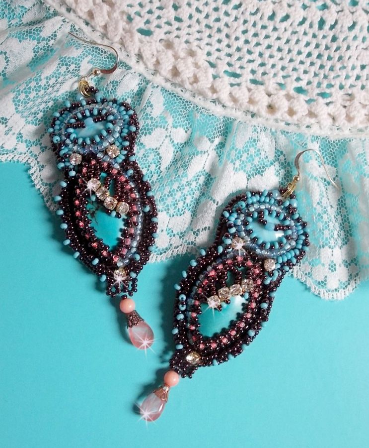 BO NaÎade avec des cabochons en turquoise, des strass, des rocailles et du cuir vachette Camel