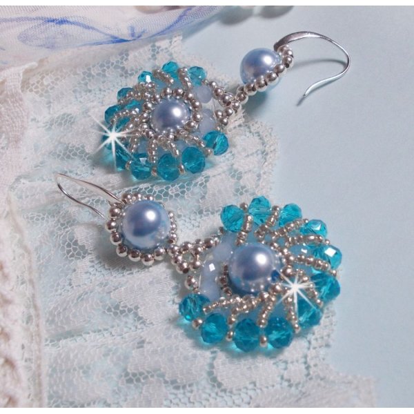 BO Ode Blu e Argento creato con perle rotonde perlate, sfaccettature appiattite e perle di semi d'argento.