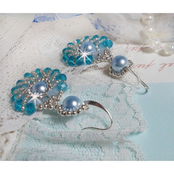 BO Ode Blu e Argento creato con perle rotonde perlate, sfaccettature appiattite e perle di semi d'argento.