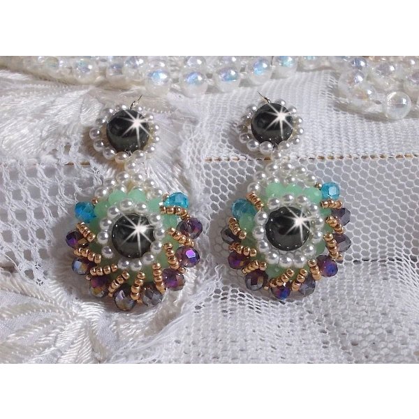 BO Ode Verde e Viola creato con perle rotonde perlate, sfaccettature appiattite e perle di semi dorate