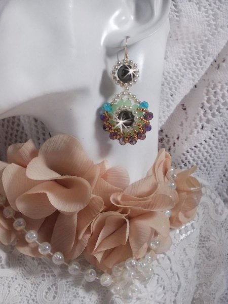 BO Ode Verde e Viola creato con perle rotonde perlate, sfaccettature appiattite e perle di semi dorate