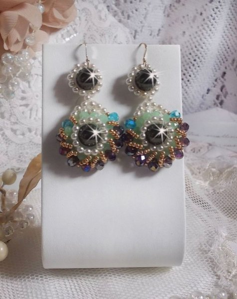 BO Ode Verde e Viola creato con perle rotonde perlate, sfaccettature appiattite e perle di semi dorate